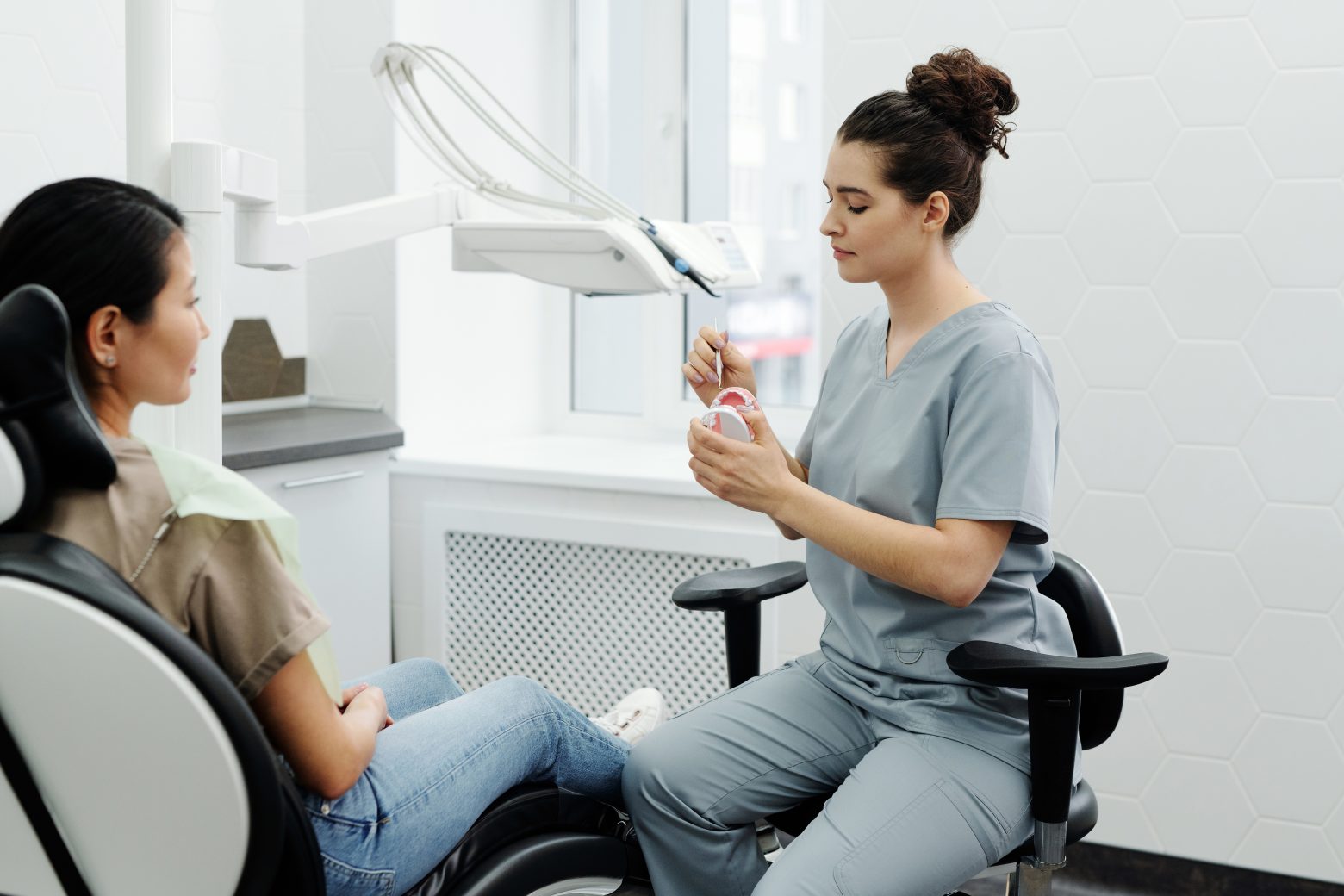 ¿Qué tipos de servicios puede conseguir en una clínica dental?